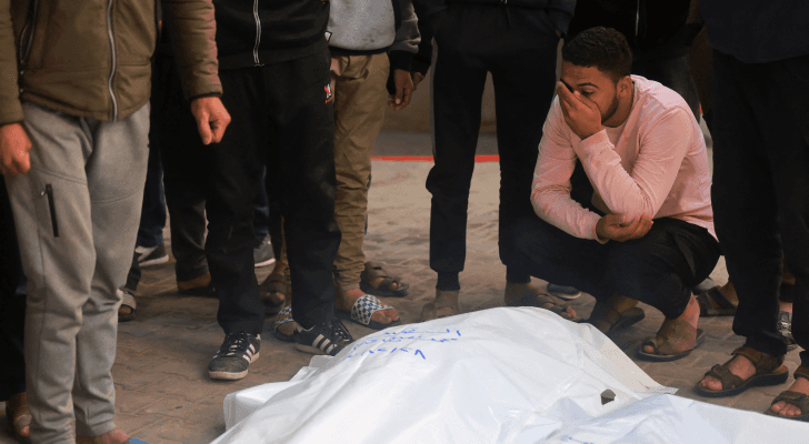 فلسطيني أمام جثة شهيد