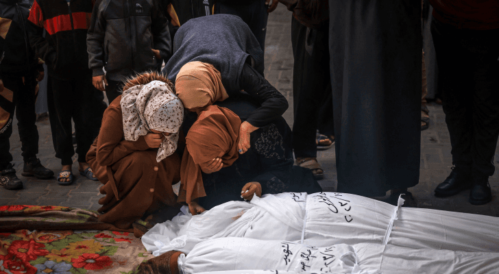 فلسطينيات يبكين عند جثامين أقارب لهن في قطاع غزة