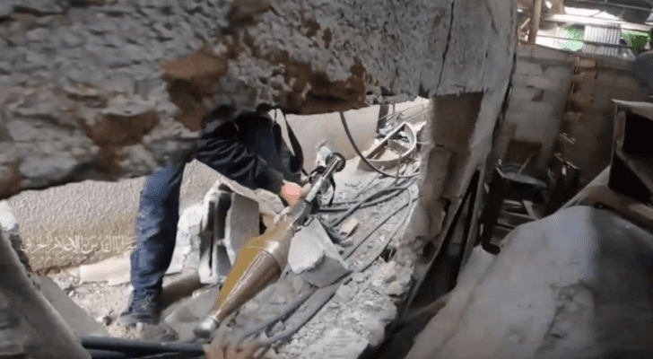 أحد عناصر القاومة يجهز لعملية استهداف