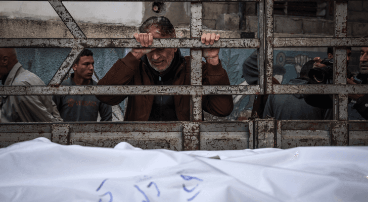 فلسطيني يبكي عند جثمان أحد أبناءه في قطاع غزة