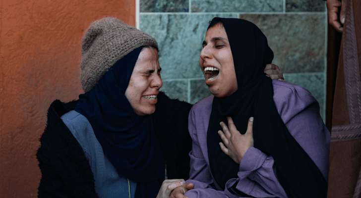 امرأة تنعى زوجها الذي استشهد جراء قصف الاحتلال