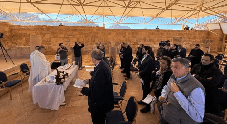 الصلاة التي أقيمت في الكنيسة البيزنطية بالبترا بمناسبة عيد الغطاس إيذانا ببدء إضافة البترا على خارطة الحج المسيحي في الأردن