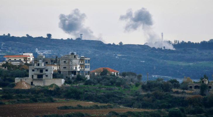 الدخان يتصاعد من مباني شمال الأراضي الفلسطينية المحتلة - AFP