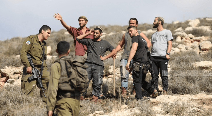 مستوطنون يعتدون على فلسطينيين في الخليل
