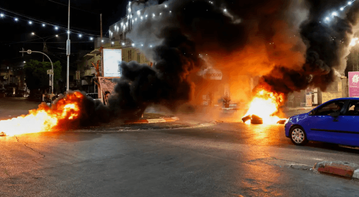 فلسطينيون يشعلون النيران للتصدي لجيش الاحتلال