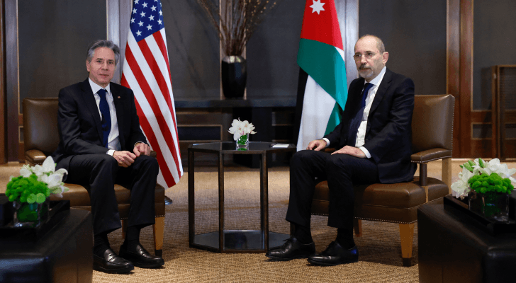 الصفدي يلتقي نظيره الأمريكي لبحث الكارثة الإنسانية المتفاقمة التي تنتجها الحرب