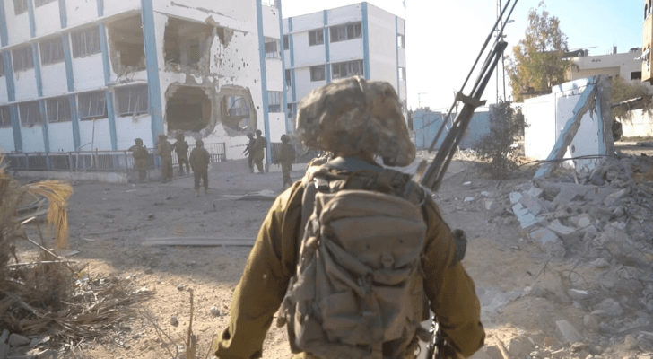جنود الاحتلال بالقرب من مدرسة في غزة