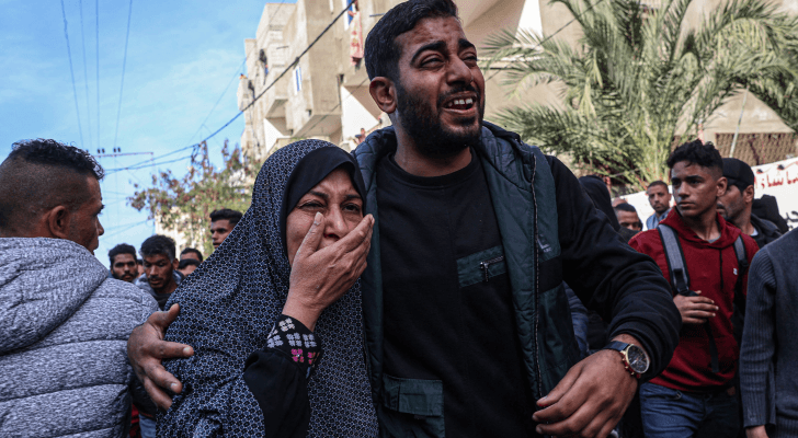 فلسطيني ووالدته يبكيان بعد استشهاد أحد أقاربهم في قطاع غزة