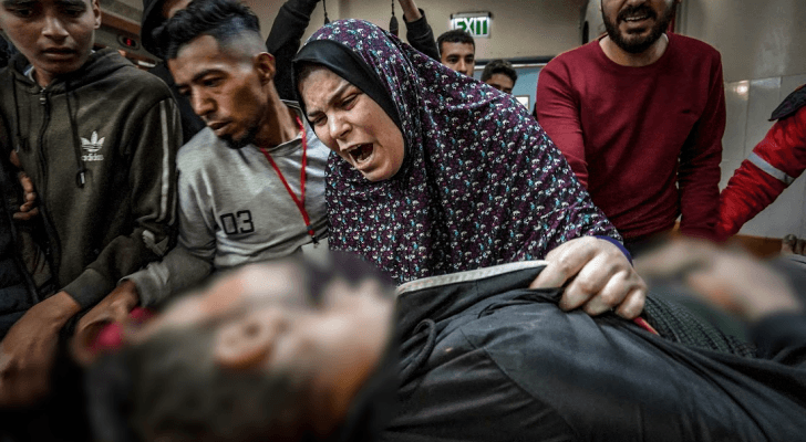 فلسطينية تبكي عائلتها في قطاع غزة