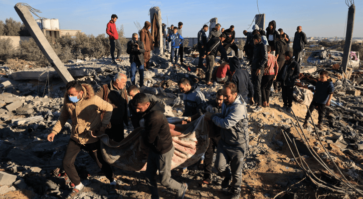 فلسطينيون ينتشلون أحد الشهداء في غزة