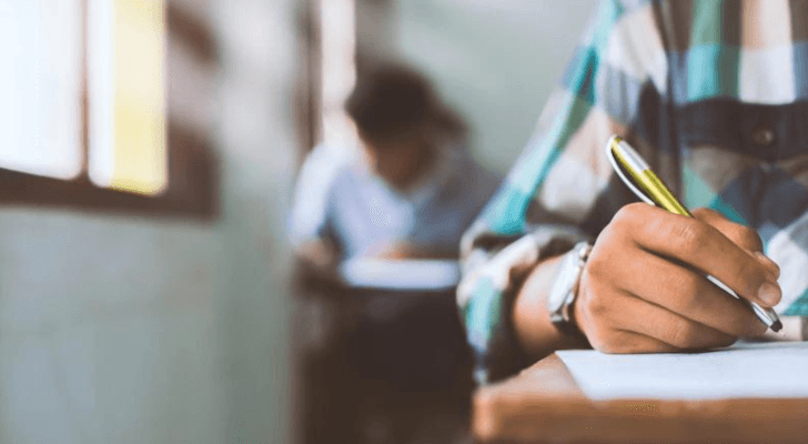 طلبة يتقدمون لامتحان