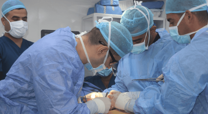 إجراء عملية لطفلة في  المستشفى الميداني الأردني بنابلس