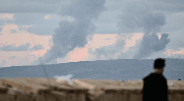 الدخان يتصاعد في جنوب لبنان نتيجة الاشتباكات