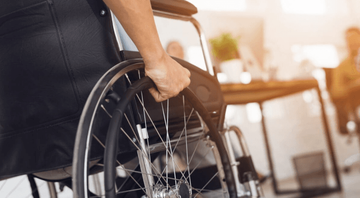 شخص من ذوي الإعاقة الحركية يستخدم آداة للتنقل