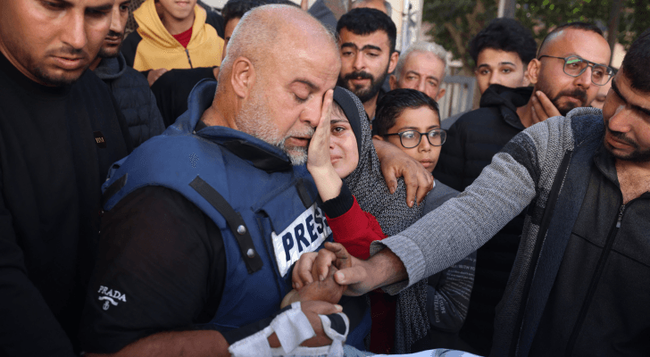 الصحفي وائل الدحدوح أثناء تشييع جثمان نجله حمزة