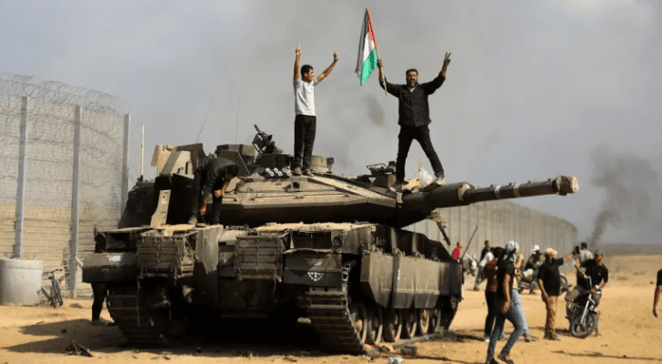 فلسطينيون خلال إطلاق عملية طوفان الأقصى