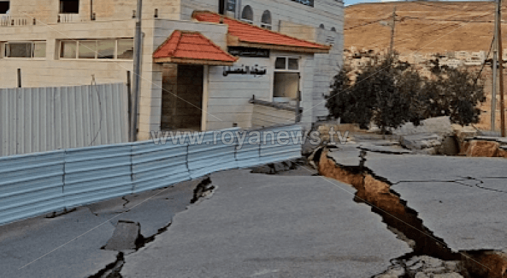 تشققات كبيرة في جوار المسجد بوادي موسى