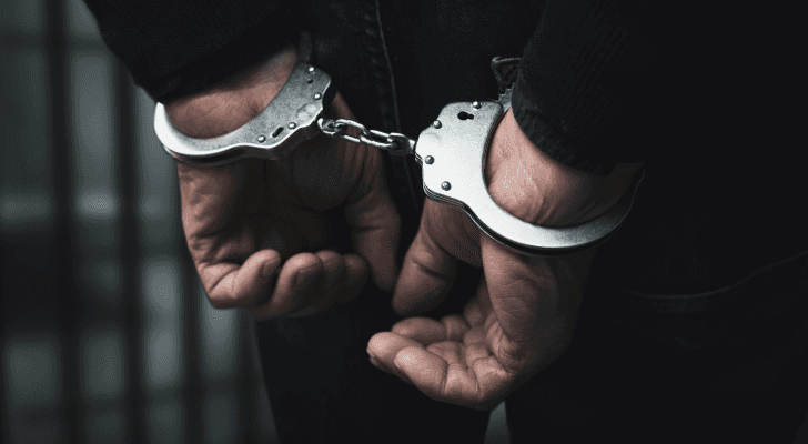 إلقاء القبض على شخص