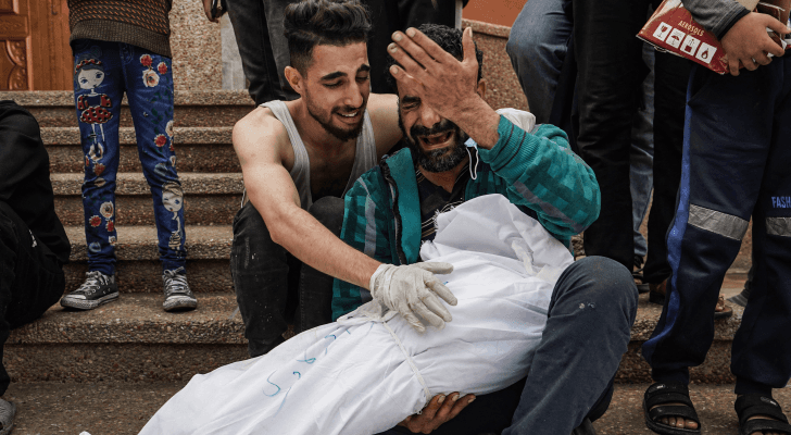 فلسطيني يبكي عائلته في غزة