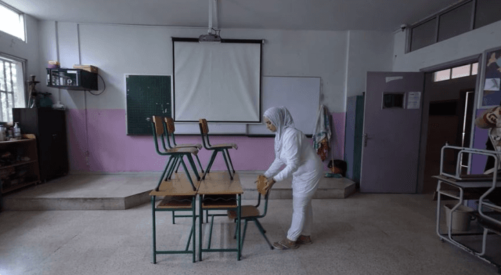 سيدة داخل أحد مراكز الإيواء في لبنان