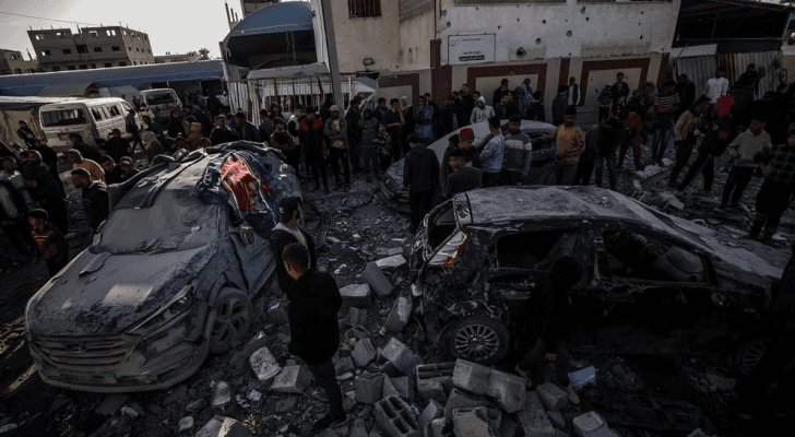 الاحتلال يستهدف محيط مستشفى شهداء الأقصى وسط غزة