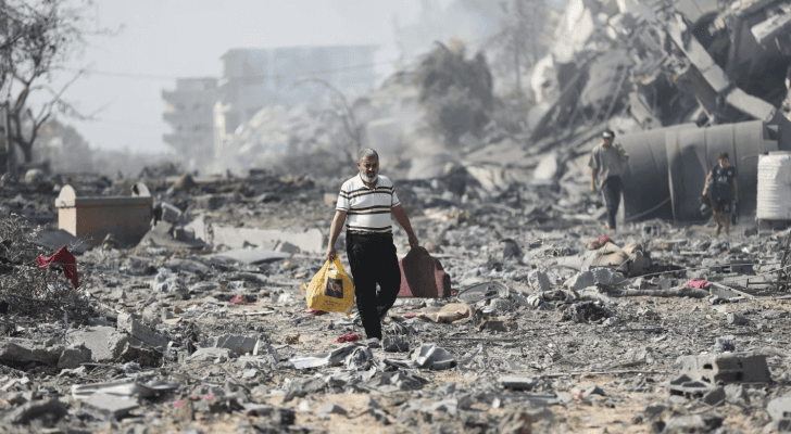 شخص يسير وسط الدمار الهائل في قطاع غزة