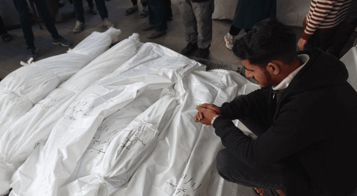 فلسطيني أمام أكفان في قطاع غزة