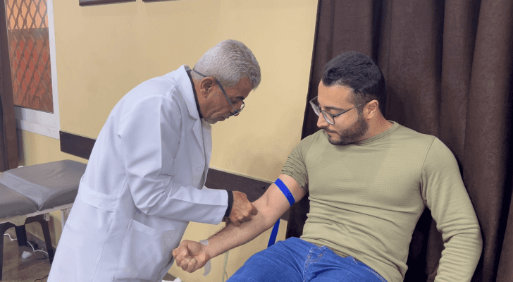 أحد المشاركين في حملة التبرع بالدم للأهل في غزة
