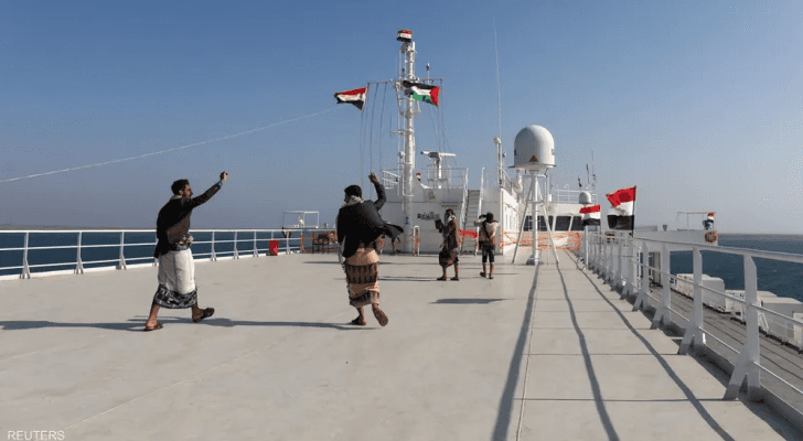 حوثيون يعتلون سفينة محتجزة في البحر الأحمر