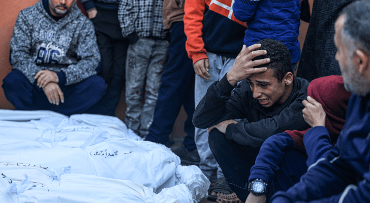 فلسطيني يبكي عائلته في غزة