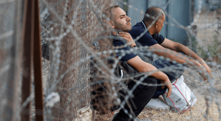 عمال فلسطينيون على حاجز للاحتلال