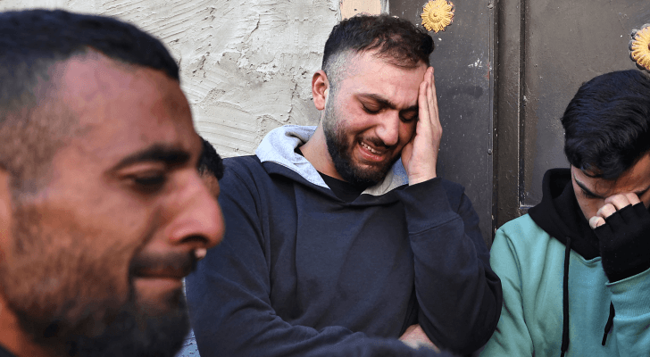 غزيون يبكون ذويهم في قطاع غزة جراء عدوان الاحتلال - أرشيفية