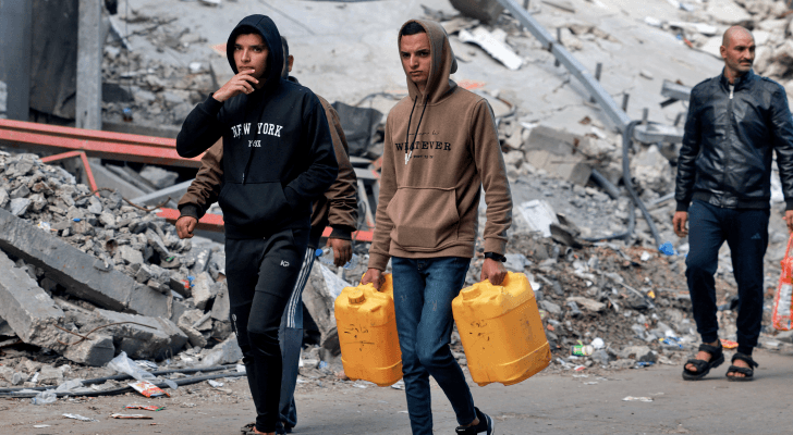 صورة تظهر معاناة الغزيين مع نقص المياه في ظل حرب الاحتلال على القطاع.
