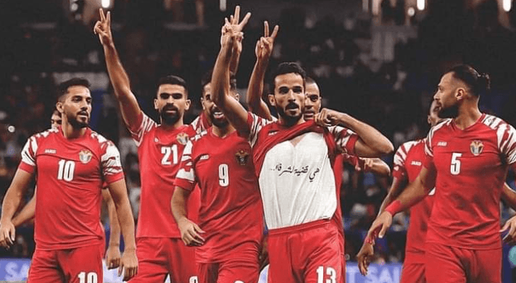 لاعبو المنتخب الوطني بعد تسجيل الهدف الأول