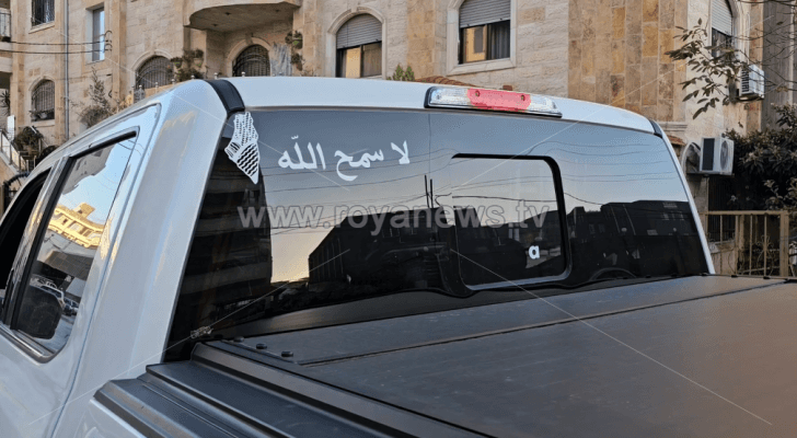 ملصقات على المركبات تنديدا بعدوان الاحتلال