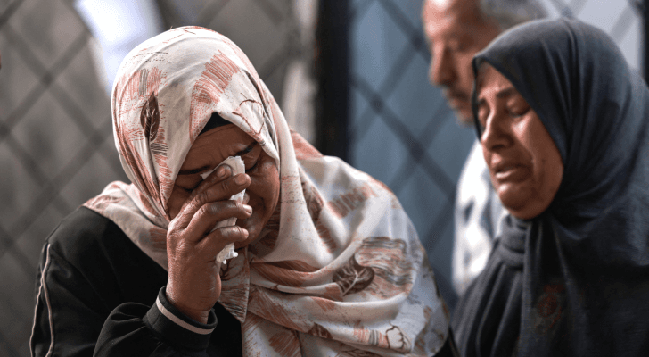 فلسطينية تبكي عائلتها في قطاع غزة