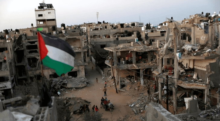 علم فلسطين فوق المنازل المدمرة جراء قصف الاحتلال في غزة