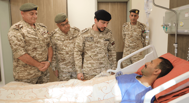ولي العهد يعود المصاب العسكري من مرتبات المستشفى الميداني الأردني الخاص/2 في خان يونس جنوب قطاع غزة