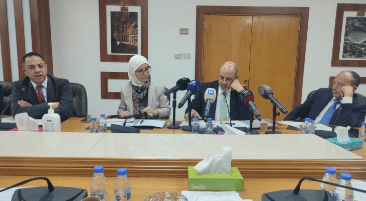 جانب من اجتماع اللجنة المالية النيابية مع وزير الصناعة والتجارة