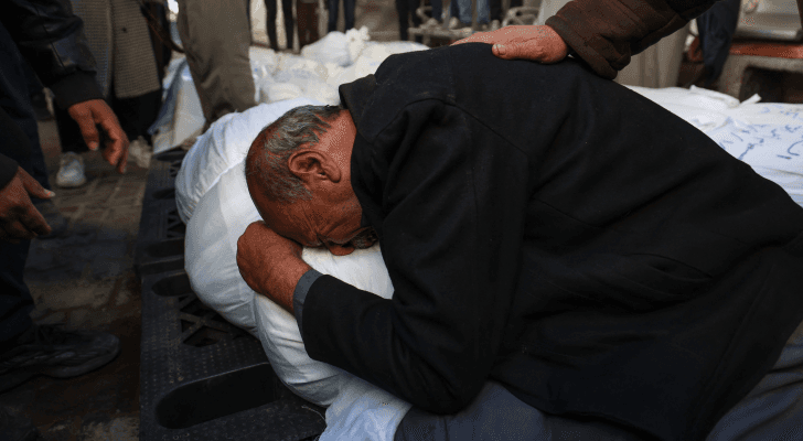 فلسطيني يبكي عائلته في غزة