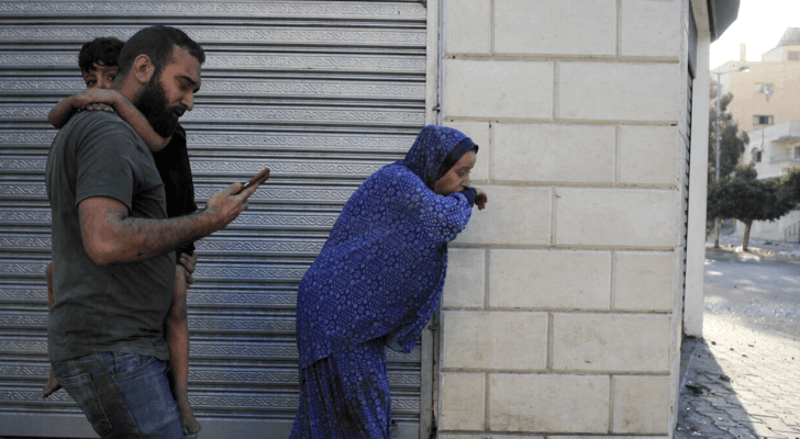 فلسطيني يحاول الاتصال خلال قصف الاحتلال