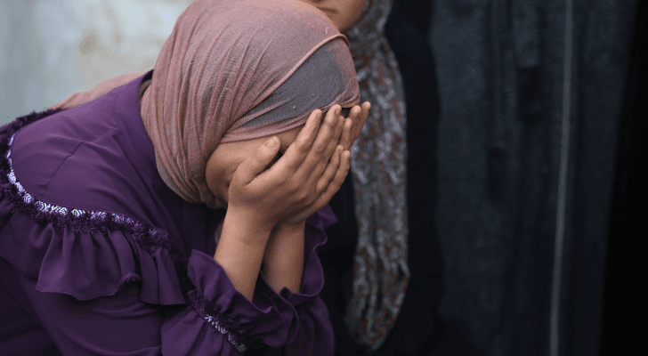 فلسطينية تبكي بعد إلقاء نظرة الوداع لأحد أقاربها الذي استشهد بعدوان الاحتلال على غزة