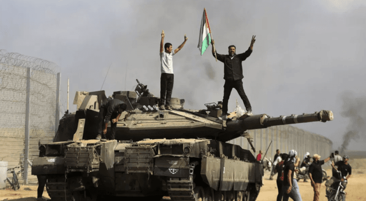 رفع علم دولة فلسطين فوق دبابة للاحتلال مع انطلاق طوفان الأقصى