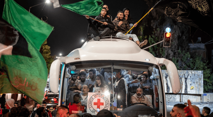 حافلة الصليب الأحمر تنقل أسرى فلسطينيين تحرروا من سجون الاحتلال خلال صفقة التبادل في تشرين الثاني الماضي