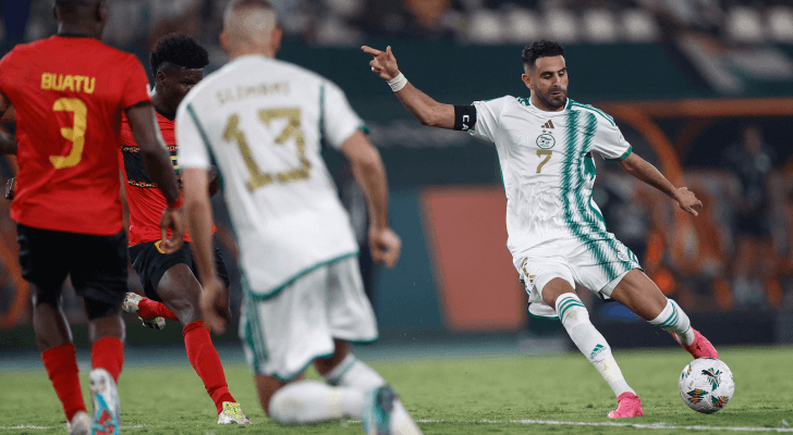 رياض محرز في مباراة الجزائر وبوركينا فاسو