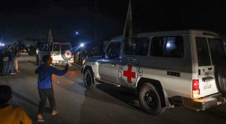 سيارة الصليب الأحمر خلال صفقة تبادل الأسرى