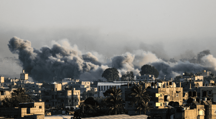الدخان يتصاعد نتيجة قصف الاحتلال لخان يونس - AFP