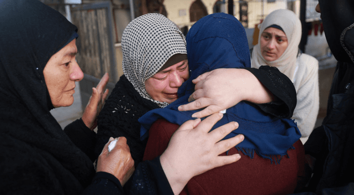 سيدة من غزة تبكي فراق أحد أقاربها