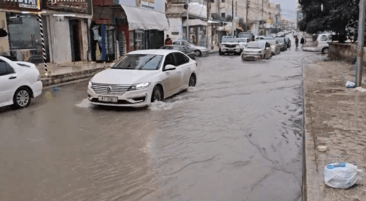 ارتفاع منسوب المياه على  طريق بشرى حوارة