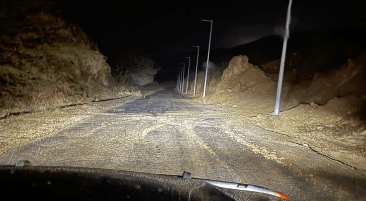 انهيارات أتربة وحجارة على طريق الموجب